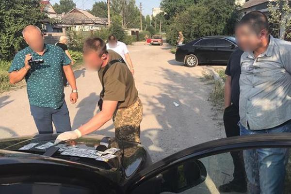 В Днепре офицера полиции задержали на взятке и с пакетом прекурсоров