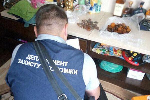 На Волыни правоохранители изъяли незаконно добытого янтаря на миллион гривен На Волыни правоохранители изъяли незаконно добытого янтаря на миллион гривен