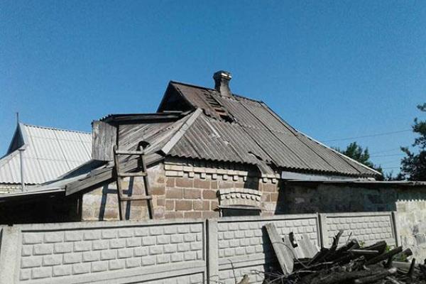 В Марьинке в результате ночных обстрелов повреждено 4 жилых дома