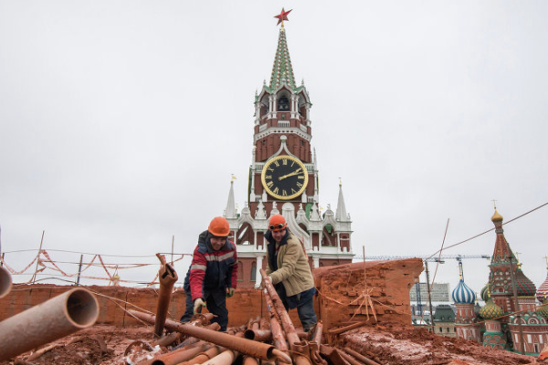 На территории Кремля демонтируют здание, напоминающее очертаниями украинский трезубец - журналист