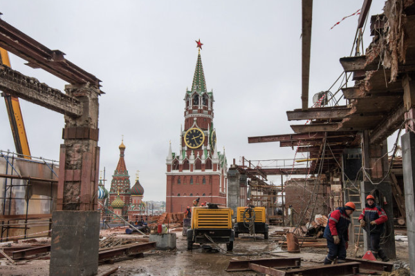 На территории Кремля демонтируют здание, напоминающее очертаниями украинский трезубец - журналист