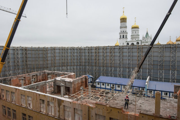 На территории Кремля демонтируют здание, напоминающее очертаниями украинский трезубец - журналист