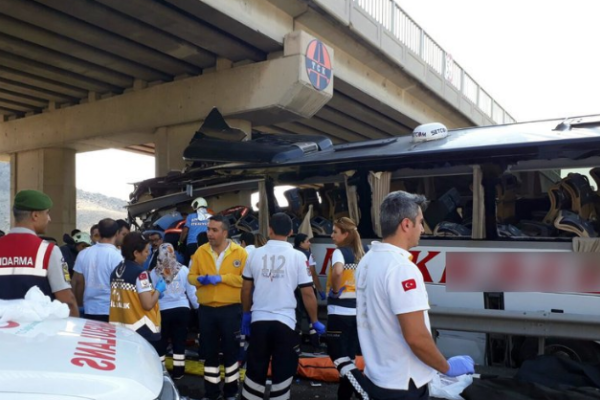 В Турции пассажирский автобус врезался в опору моста