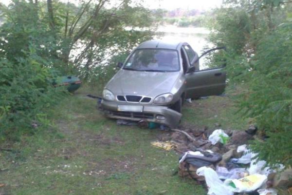Фатальный отдых у реки: в Киевской области авто скатилось с холма и задавило туриста Фатальный отдых у реки: в Киевской области авто скатилось с холма и задавило туриста