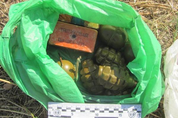 В Лисичанске полиция обнаружила пакет с боеприпасами и взрывчаткой В Лисичанске полиция обнаружила пакет с боеприпасами и взрывчаткой