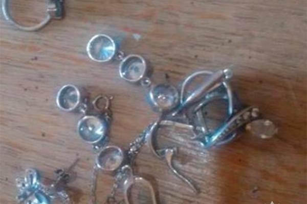 В Мелитополе "на горячем" задержаны 2 квартирных вора, входящих в ОПГ "Тучи" В Мелитополе "на горячем" задержаны 2 квартирных вора, входящих в ОПГ "Тучи"