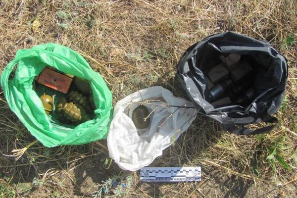В Лисичанске полиция обнаружила пакет с боеприпасами и взрывчаткой В Лисичанске полиция обнаружила пакет с боеприпасами и взрывчаткой