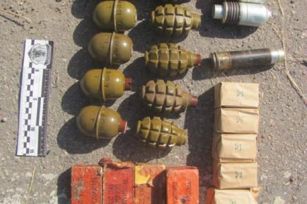 В Лисичанске полиция обнаружила пакет с боеприпасами и взрывчаткой В Лисичанске полиция обнаружила пакет с боеприпасами и взрывчаткой