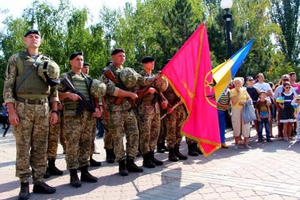В Мариуполе защитники Украины вместе с жителями города отметили День независимости
