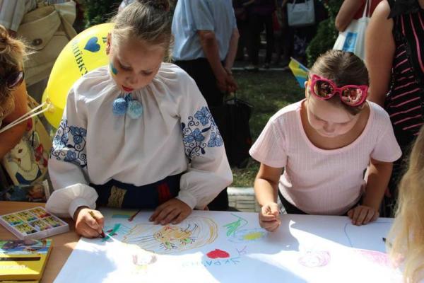 В прифронтовой Авдеевке торжественно отметили День Независимости Украины