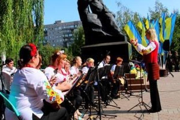 В Мариуполе защитники Украины вместе с жителями города отметили День независимости