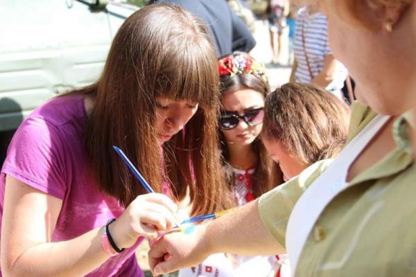 В прифронтовой Авдеевке торжественно отметили День Независимости Украины