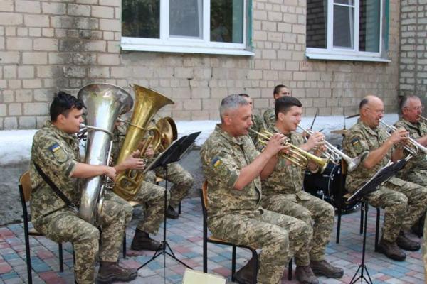 В прифронтовой Авдеевке торжественно отметили День Независимости Украины