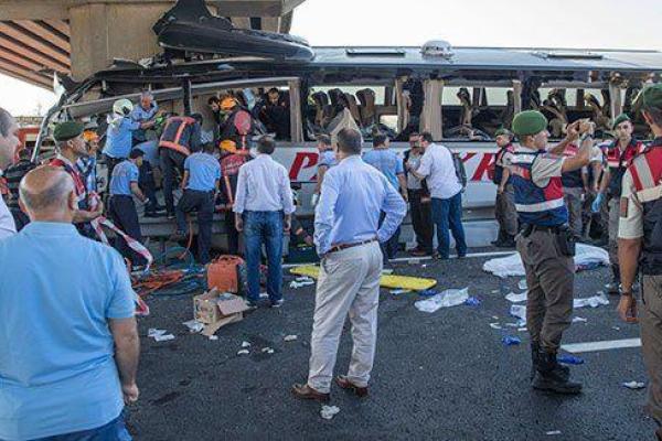 В Турции пассажирский автобус врезался в опору моста