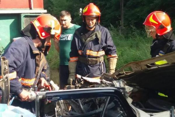 В Ивано-Франковской области поезд столкнулся с автомобилем "ВАЗ": погибли 4 человека В Ивано-Франковской области поезд столкнулся с автомобилем "ВАЗ": погибли 4 человека