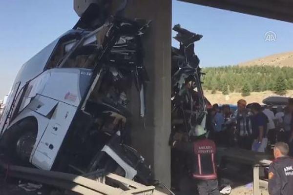 В Турции пассажирский автобус врезался в опору моста