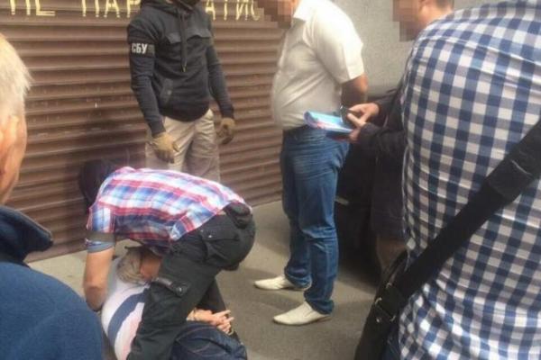 В Киеве попался чиновник, который вымогал у бизнесмена крупную взятку В Киеве попался чиновник, который вымогал у бизнесмена крупную взятку