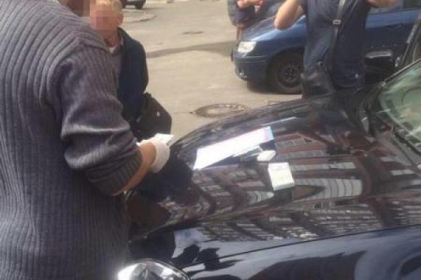 В Киеве попался чиновник, который вымогал у бизнесмена крупную взятку В Киеве попался чиновник, который вымогал у бизнесмена крупную взятку