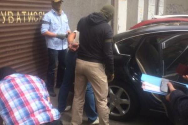 В Киеве попался чиновник, который вымогал у бизнесмена крупную взятку В Киеве попался чиновник, который вымогал у бизнесмена крупную взятку