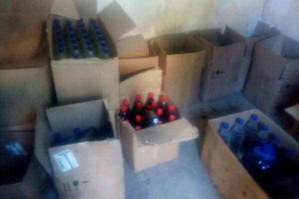 В Донецкой области мать и сын наладили "семейный бизнес" по продаже фальсифицированного алкоголя