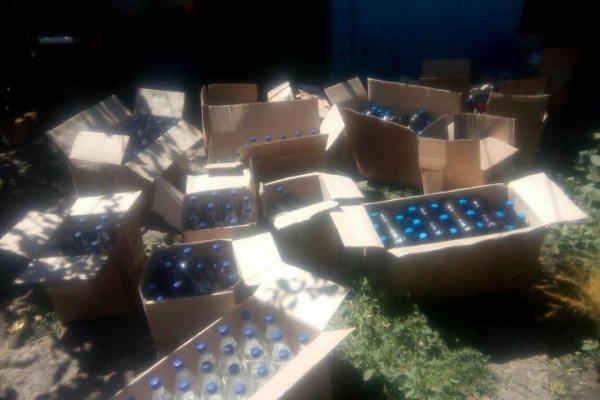 В Донецкой области мать и сын наладили "семейный бизнес" по продаже фальсифицированного алкоголя