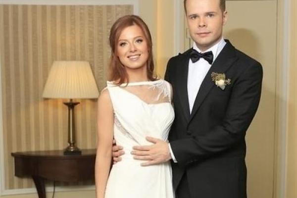 Продюсер Максим Фадеев сообщил радостную новость: певица Юлия Савичева стала мамой в первый раз Продюсер Максим Фадеев сообщил радостную новость: певица Юлия Савичева стала мамой в первый раз