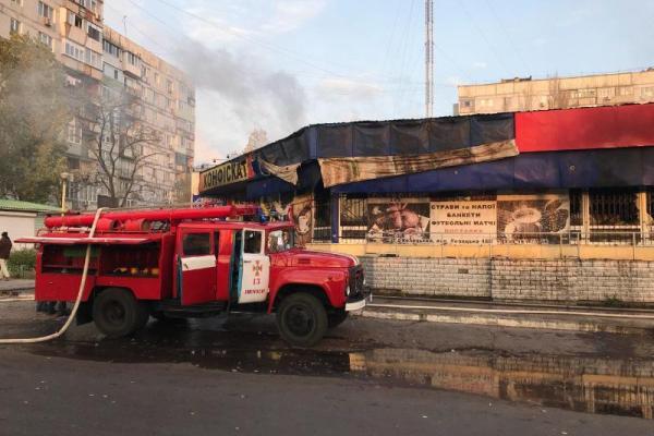 В Энергодаре спасатели тушили пожар в торговом комплексе В Энергодаре спасатели тушили пожар в торговом комплексе