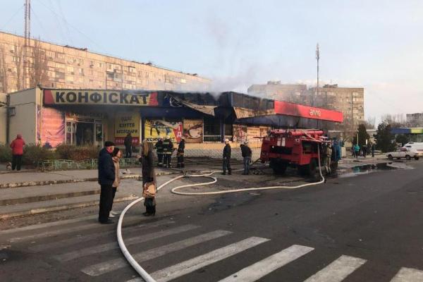 В Энергодаре спасатели тушили пожар в торговом комплексе В Энергодаре спасатели тушили пожар в торговом комплексе