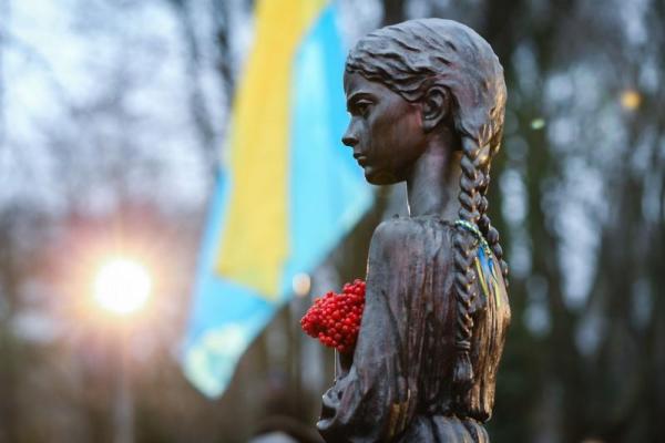 Порошенко принял участие в траурных мероприятиях ко Дню памяти жертв голодоморов Порошенко принял участие в траурных мероприятиях ко Дню памяти жертв голодоморов