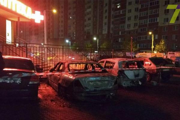 По Одессе прокатилась волна пожаров: за ночь сгорело около 20-ти автомобилей По Одессе прокатилась волна пожаров: за ночь сгорело около 20-ти автомобилей