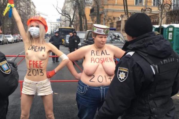 Активистки Femen устроили на Банковой "стриптиз"-протест перед силовиками Активистки Femen устроили на Банковой "стриптиз"-протест перед силовиками