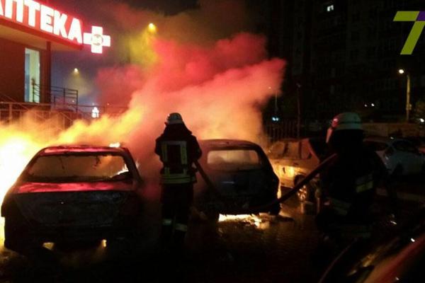 По Одессе прокатилась волна пожаров: за ночь сгорело около 20-ти автомобилей По Одессе прокатилась волна пожаров: за ночь сгорело около 20-ти автомобилей