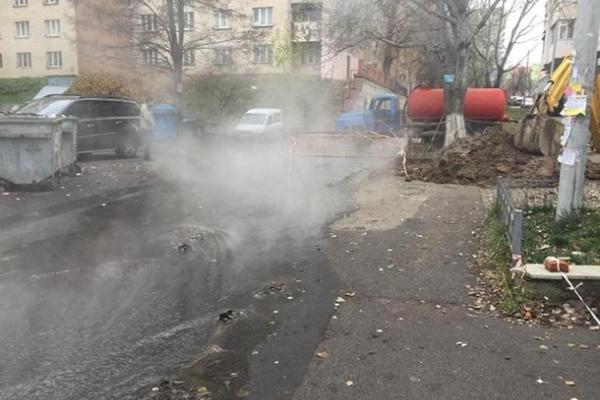 В Киеве из-за аварии на теплотрассе две улицы залило кипятком В Киеве из-за аварии на теплотрассе две улицы залило кипятком