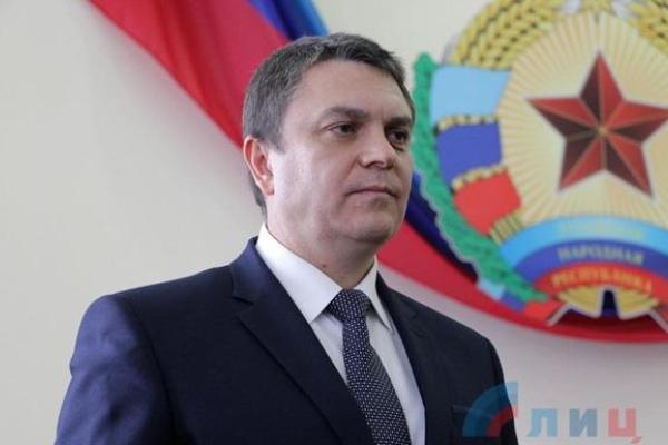 Пасечник "официально" вступил в должность исполняющего обязанности "главы ЛНР" Пасечник "официально" вступил в должность исполняющего обязанности "главы ЛНР"