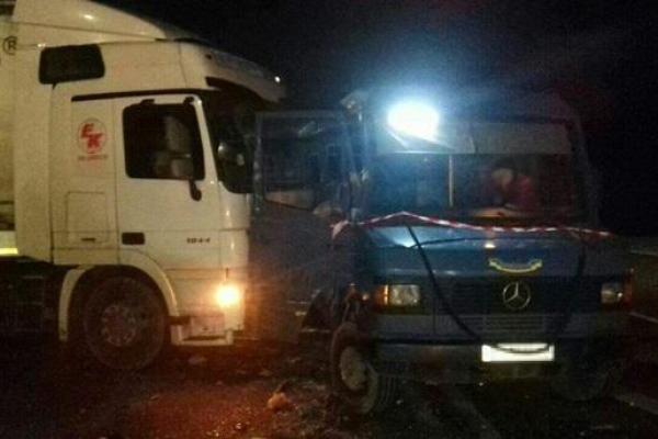 Во Львовской области фура "Mercedes" въехала в автобус: 12 человек пострадали Во Львовской области фура "Mercedes" въехала в автобус: 12 человек пострадали