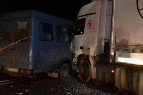 Во Львовской области фура "Mercedes" въехала в автобус: 12 человек пострадали Во Львовской области фура "Mercedes" въехала в автобус: 12 человек пострадали