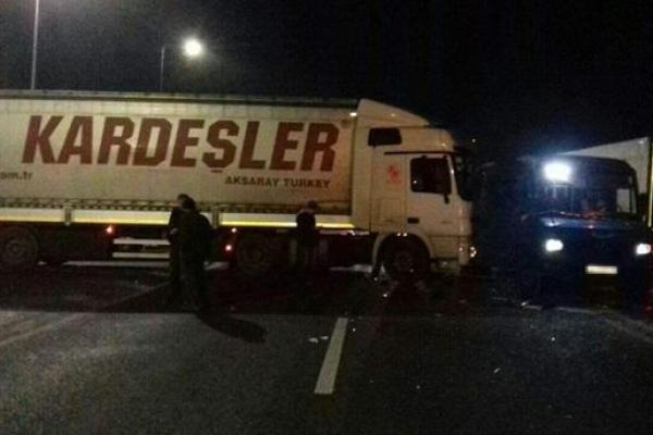 Во Львовской области фура "Mercedes" въехала в автобус: 12 человек пострадали Во Львовской области фура "Mercedes" въехала в автобус: 12 человек пострадали