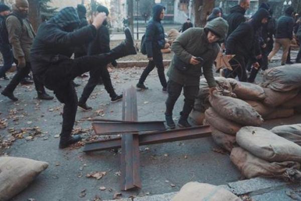 В Харькове активисты устроили погром на съемочной площадке сериала В Харькове активисты устроили погром на съемочной площадке сериала
