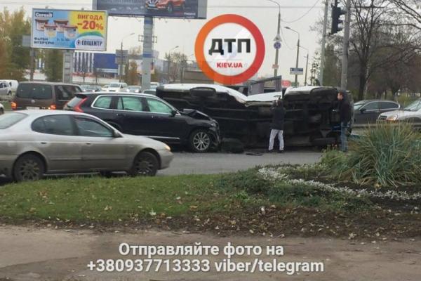 В Киеве перевернулась маршрутка: пострадали 5 человек В Киеве перевернулась маршрутка: пострадали 5 человек