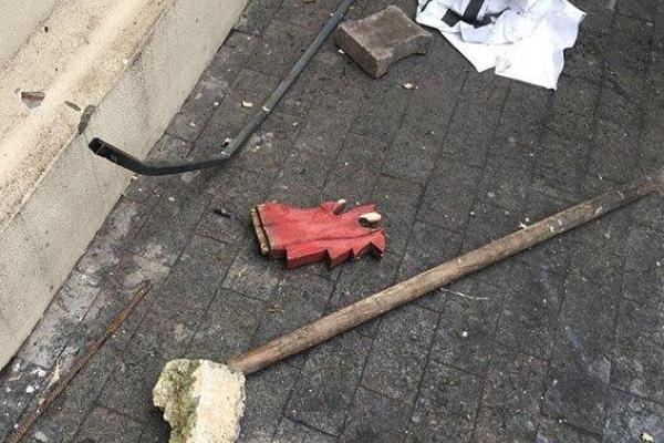 В Одессе митинг против застройки Городского сада перерос в столкновения активистов с полицией В Одессе митинг против застройки Городского сада перерос в столкновения активистов с полицией