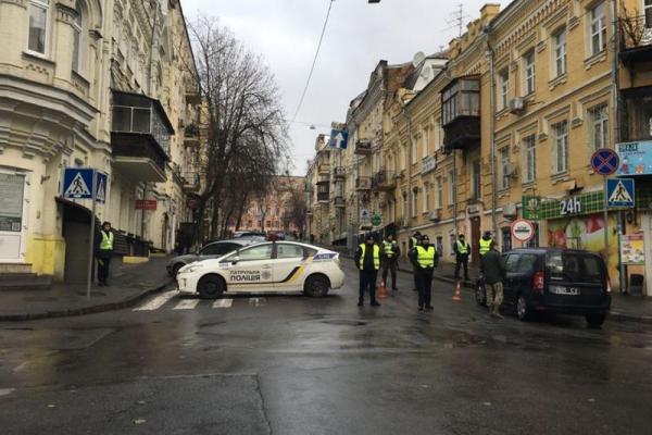В Киеве усилены меры безопасности, в центре города перекрыта часть улиц В Киеве усилены меры безопасности, в центре города перекрыта часть улиц