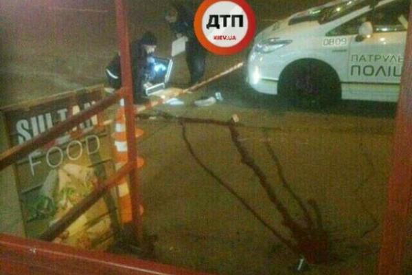 В Киеве на остановке общественного транспорта застрелился мужчина В Киеве на остановке общественного транспорта застрелился мужчина