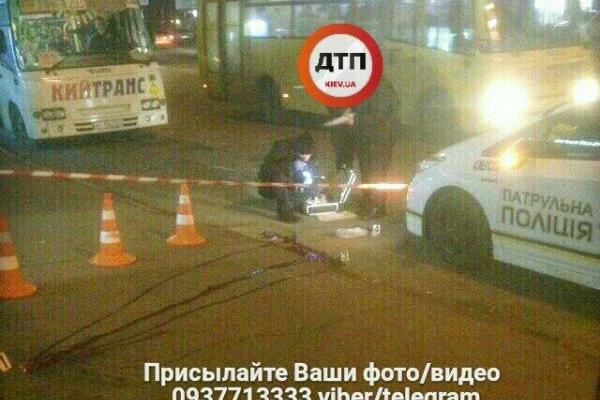 В Киеве на остановке общественного транспорта застрелился мужчина В Киеве на остановке общественного транспорта застрелился мужчина