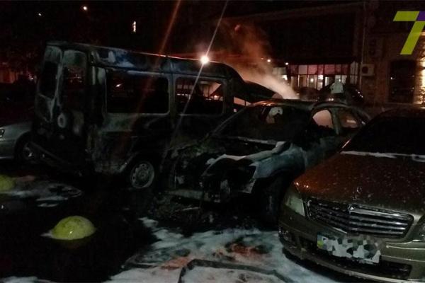 По Одессе прокатилась волна пожаров: за ночь сгорело около 20-ти автомобилей По Одессе прокатилась волна пожаров: за ночь сгорело около 20-ти автомобилей