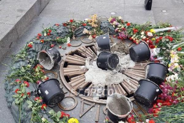 Акт вандализма в Киеве: неизвестные залили цементом мемориал Вечный огонь Акт вандализма в Киеве: неизвестные залили цементом мемориал Вечный огонь