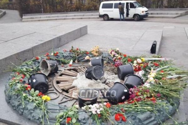 Акт вандализма в Киеве: неизвестные залили цементом мемориал Вечный огонь Акт вандализма в Киеве: неизвестные залили цементом мемориал Вечный огонь