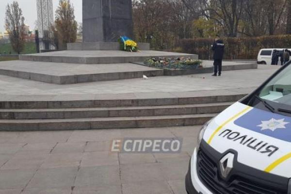 Акт вандализма в Киеве: неизвестные залили цементом мемориал Вечный огонь Акт вандализма в Киеве: неизвестные залили цементом мемориал Вечный огонь
