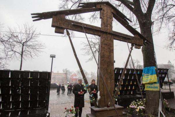 Президент Украины с супругой почтили память Героев Небесной Сотни Президент Украины с супругой почтили память Героев Небесной Сотни