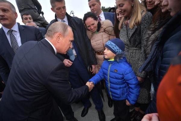 Путин приехал в Крым на открытие памятника императору Александру III Путин приехал в Крым на открытие памятника императору Александру III