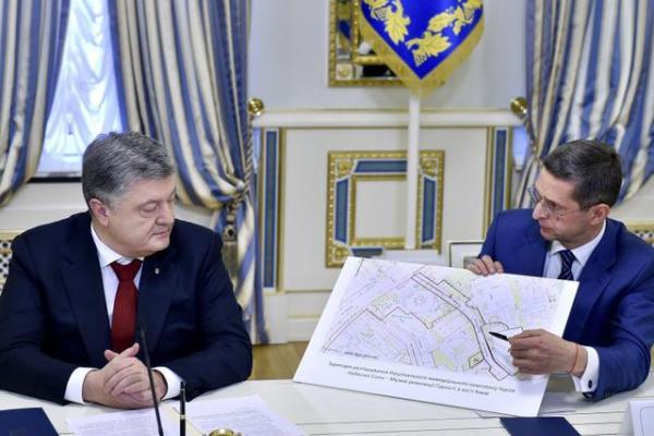 Порошенко передал 3 млн гривен из своего фонда для создания Музея Революции Достоинства Порошенко передал 3 млн гривен из своего фонда для создания Музея Революции Достоинства